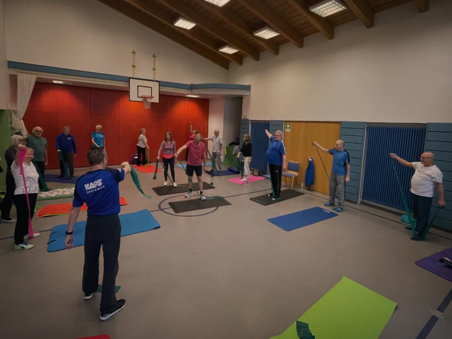 Fitnesswoche „light“. Diese Woche mal in Rechtenbach statt Rodenroth. Aber hier kommt keine Muskelgruppe zu kurz und wir haben, wie immer, viel Spaß beim Kräftigen, Dehnen und Mobilisieren mit abwechsungsreichen Geräten.