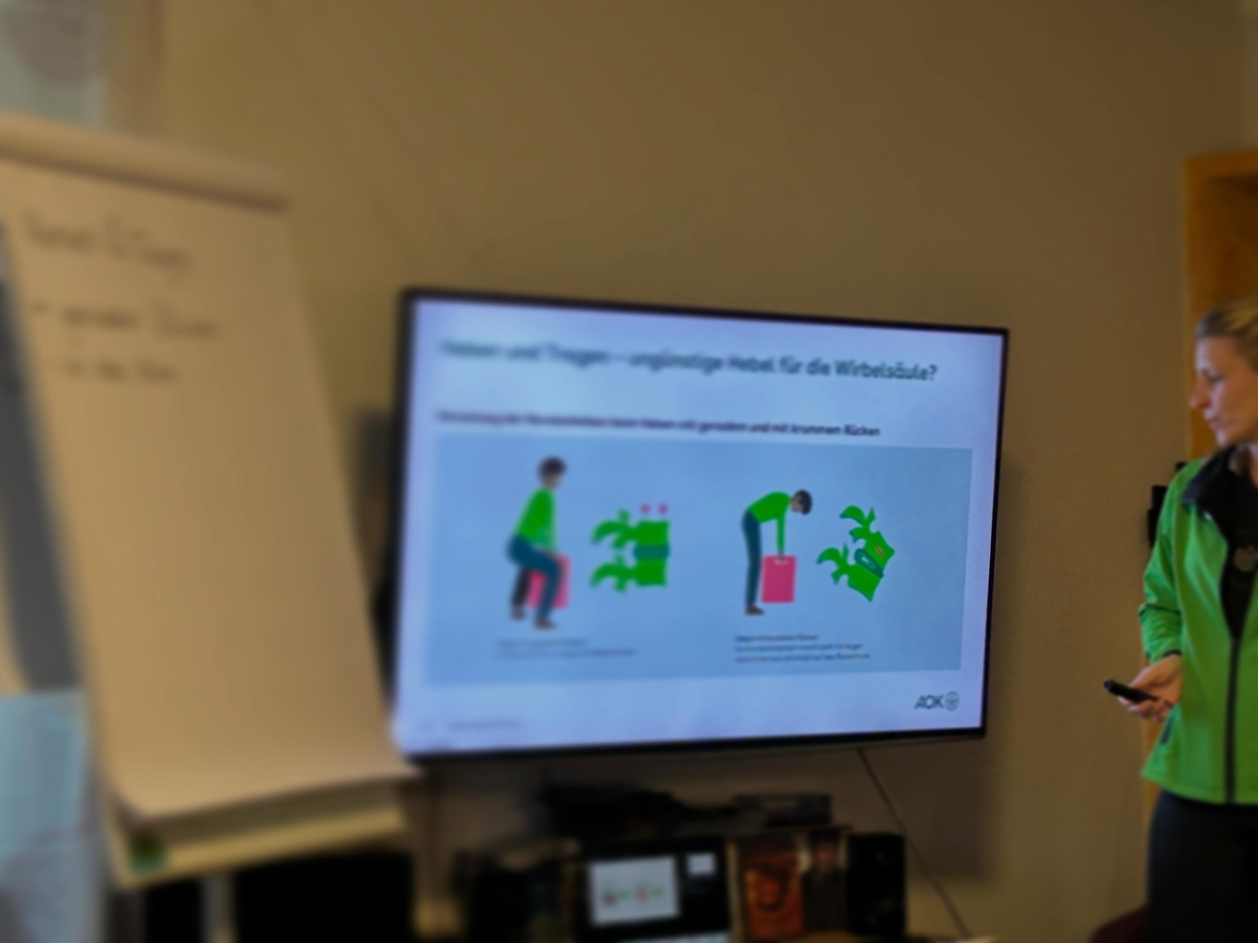 Starker Rücken in der Pflege: Mal wieder ein toller Workshop in der Wohnstätte Staufenberg. 
In den Wohnstätten steigt mit dem Alter der Bewohner*innen häufig auch der Pflegeaufwand. Die richtige Haltung und Bewegung des Personals sowie eine Stärkung und Erhaltung der Mobilität der Bewohner*innen sollte geschult werden.
In einem von der AOK unterstützten Mobilitätstraining hat Nicki den Mitarbeitern einer Wohnstätte in  Staufenberg und Lich erklärt wie die Wirbelsäule aufgebaut ist, worauf es bei Belastungen ankommt und wie man „Schieflagen“ vermeidet. Die Theorie wurde direkt in praktischen Übungen mit einem Bewohner am Rollstuhl und am Bett umgesetzt.
Stimme eines Teilnehmers: „Das Training war sehr hilfreich. Mich hat schockiert, mit wieviel Kilogramm die Wirbelsäule bei manchen Bewegungen belastet ist. Die Übungen mit dem Bewohner unterstützen uns sehr im Alltag.“
#betriebliches Gesundheitsmanagement #prävention